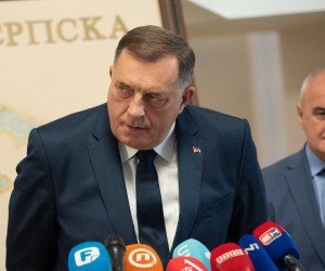 13.06.2022., Administrativni centar Vlade RS, Banjaluka (BiH) – Lider SNSD-a i srpski clan Predsjednistva BiH Milorad Dodik odrzao je danas po povratku iz Bruxellesa press konferenciju na kojoj je optuzio oporbu iz RS da nisu bili jedinstveni kao predstavnici iz RS, za razliku od bosnjackih politicara. Konferenciji za medije su prisustvovali Petar Djokic, predsjednik Socijalisticke partije i Nenad Stevandic, predsjednik Ujedinjene Srpske. 
  Photo: Dejan Rakita/PIXSELL