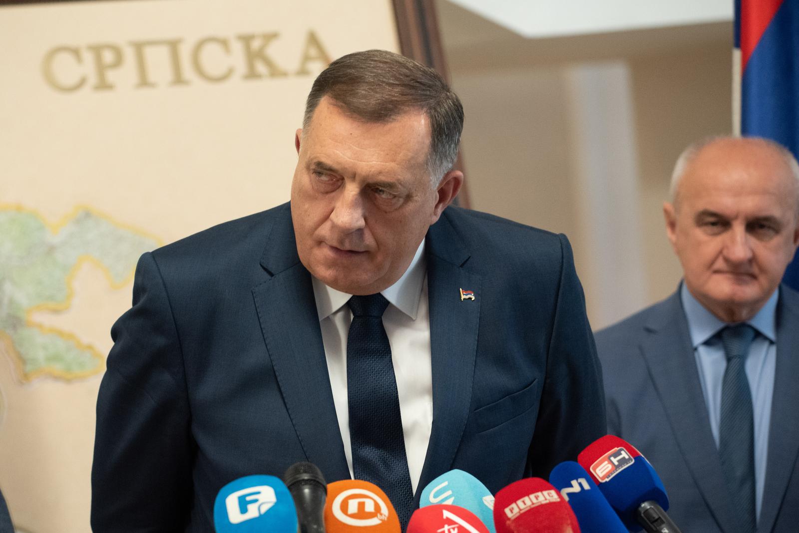 13.06.2022., Administrativni centar Vlade RS, Banjaluka (BiH) – Lider SNSD-a i srpski clan Predsjednistva BiH Milorad Dodik odrzao je danas po povratku iz Bruxellesa press konferenciju na kojoj je optuzio oporbu iz RS da nisu bili jedinstveni kao predstavnici iz RS, za razliku od bosnjackih politicara. Konferenciji za medije su prisustvovali Petar Djokic, predsjednik Socijalisticke partije i Nenad Stevandic, predsjednik Ujedinjene Srpske. 
  Photo: Dejan Rakita/PIXSELL
