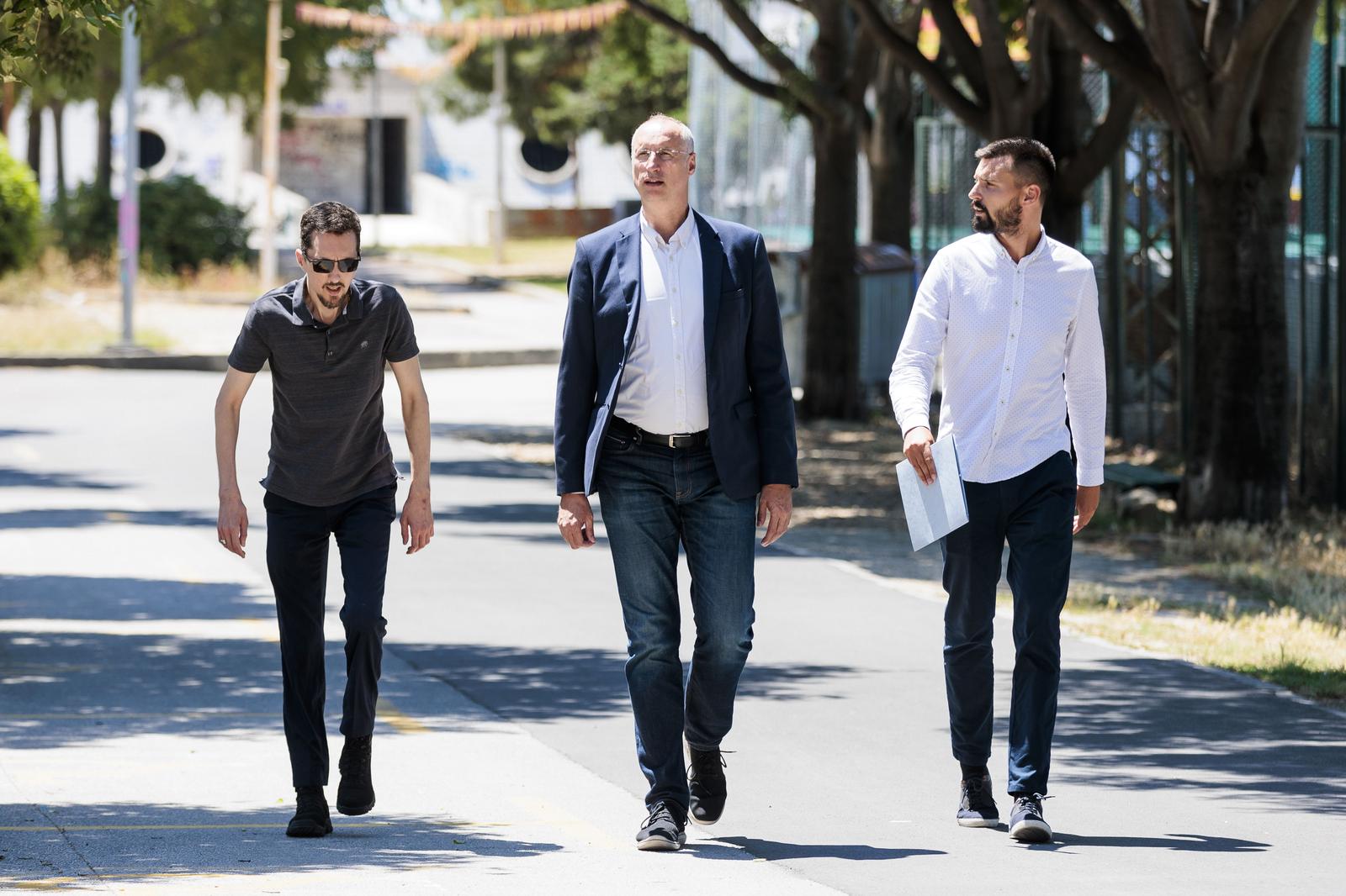 13.06.2022., Split - Nakon sto su mediji jucer objavili aferu dopisivanja vijecnika Luke Baricica i bivseg zamjenika gradonacelnika Bojana Ivosevica s nepoznatim osobama preko interneta danas je odrzana konferencija za medije na tu temu.
Luka Baricic, Ivica Puljak, Bojan Ivosevic
  Photo: Miroslav Lelas/PIXSELL