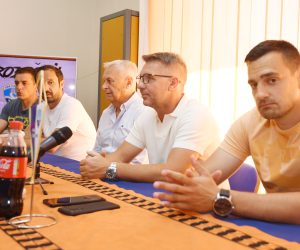 13.06.2022., Sibenik - Nogometni klub Sibenik predstavio trenera i strucno stozer za iducu natjecateljsku sezonu. Novi strucni stozor cine Damir Canadi - glavni trener, Mirko Hrgovic, Mario Rac pomocni treneri, Ivica Matas trener vratara, Miljenko Rak kondicijski trener, Frane Cinoti kondicijski trener, Ante Rak rehabilitator, Armin Alibegovic analiticar.  Photo: Hrvoje Jelavic/PIXSELL