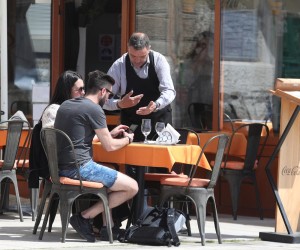 14.04.2022., Sibenik - Riva i terase kafica puni su Sibencana ali i turista kojih je svakim danom sve vise.

 Photo: Dusko Jaramaz/PIXSELL