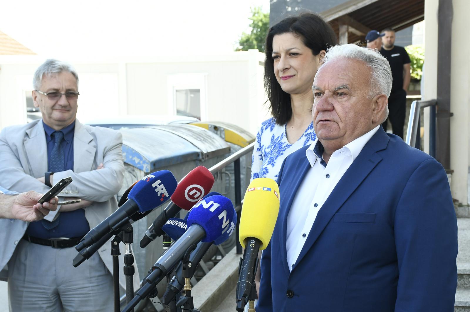 14.06.2021.,Petrinja - Odrzana je sluzbena primopredaja izvrsne vlasti između dosadasnjeg gradonacelnika Darinka Dumbovica i nove gradonacelnice Petrinje Magdalene Komes.rPhoto: Nikola Cutk/PIXSELL