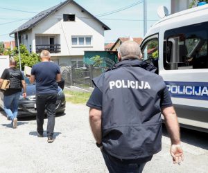 14.06.2022., Petrinja - Ispred kuce bivseg gradonacelnika Darinka Dumbovica parkirano je nekoliko policijskih vozila. Darinko Dumbovic i njegov sin privedeni su zbog sumnje u pocinjenje kaznenih djela protiv sluzbene duznosti. Istragu provode Policijski sluzbenici Policijske uprave sisacko-moslavacke u suradnji s policijskim sluzbenicima Policijskog nacionalnog ureda za suzbijanje korupcije i organiziranog kriminaliteta, i u koordinaciji  s Uredom za suzbijanje korupcije i organiziranog kriminaliteta. Photo: Edina Zuko/PIXSELL