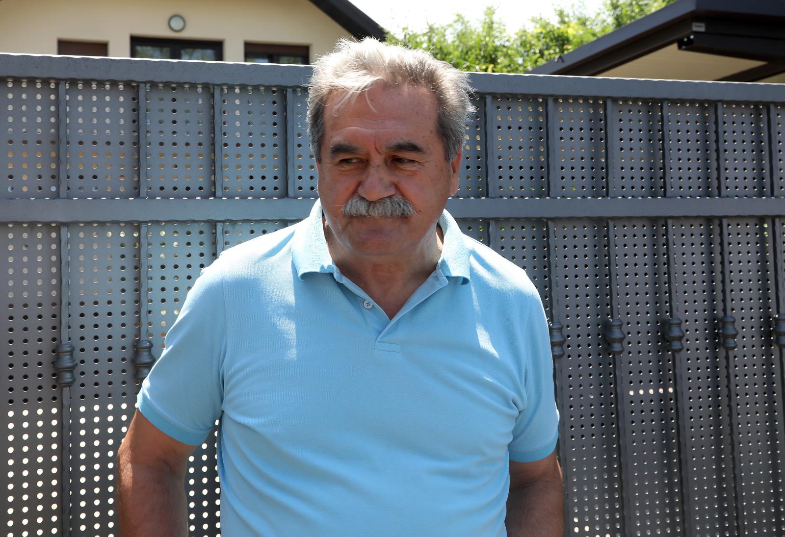14.06.2022., Petrinja - Susjed Darinka Dumbovica, Branko Vidovic dao je izjavu medijima. Darinko Dumbovic i njegov sin privedeni su zbog sumnje u pocinjenje kaznenih djela protiv sluzbene duznosti. Istragu provode Policijski sluzbenici Policijske uprave sisacko-moslavacke u suradnji s policijskim sluzbenicima Policijskog nacionalnog ureda za suzbijanje korupcije i organiziranog kriminaliteta, i u koordinaciji  s Uredom za suzbijanje korupcije i organiziranog kriminaliteta. Photo: Edina Zuko/PIXSELL