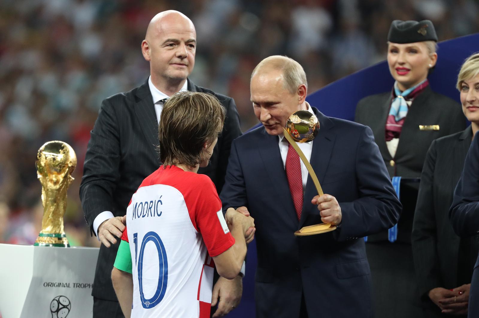 15.07.2018., stadion Luznjiki, Moskva, Rusija - Svjetsko nogometno prvenstvo 2018., finale, Francuska - Hrvatska. Luka Modric osvojio je nagradu za najboljeg igraca Svjetskog prvenstva. Luka Modric, Gianni Infantino, Vladimir Putin Photo: Igor Kralj/PIXSELL