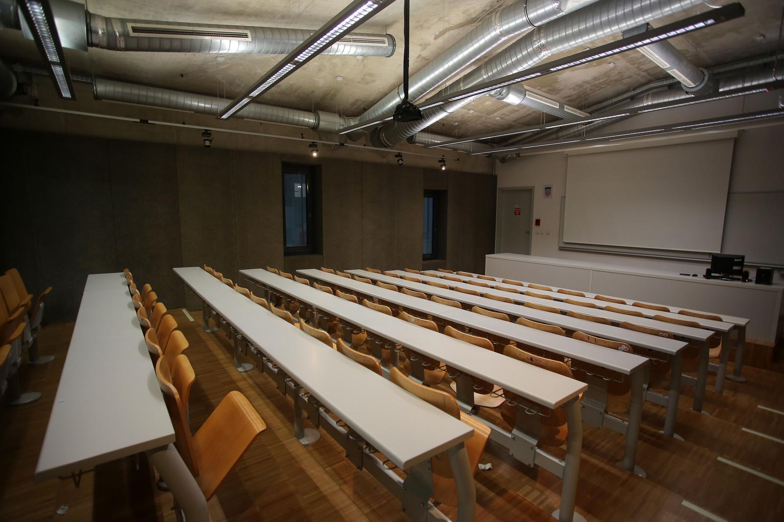 16.03.2020., Rijeka - Prazan studentski Kampus na Trsatu. Nema predavanja ni studenata na fakultetima i u Studentskom centru. Uciona Filozofskog fakulteta.rPhoto:Goran Kovacic/PIXSELL