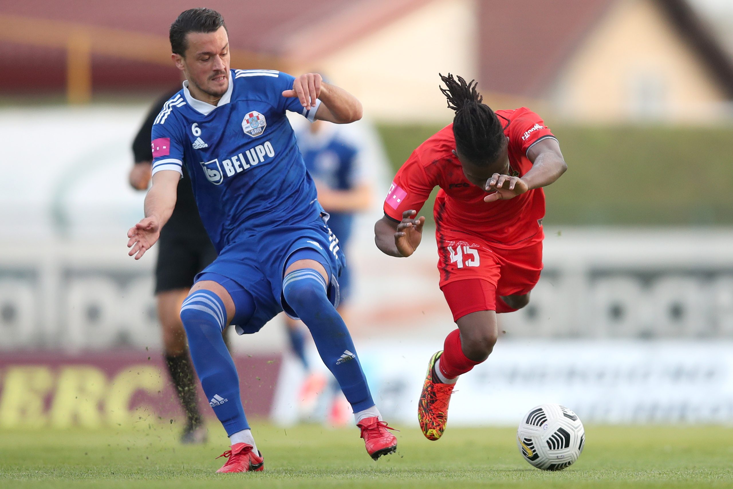 16.04.2021., SRC Velika Gorica, Velika Gorica - Hrvatski telekom Prva liga, 29. kolo, HNK Gorica - NK Slaven Belupo.   Sylvanus C Nimely, Tomislav Bozic.rPhoto: Igor Kralj/PIXSELL