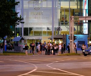 16.06.2022., Zagreb - Nova dojava o bombi ispraznila je Avenue Mall. Photo: Slaven Branislav Babic/PIXSELL