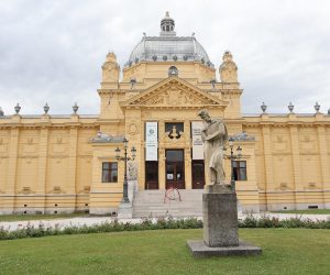 16.07.2021., Zagreb - U sklopu izlozbi koje se pripredjuju ispred Umjetnickog Paviljona jer on je zatvoren zbog ostecenja u potresu, postavljena je nova umjetnicka instalacija. Photo: Marko Prpic/PIXSELL