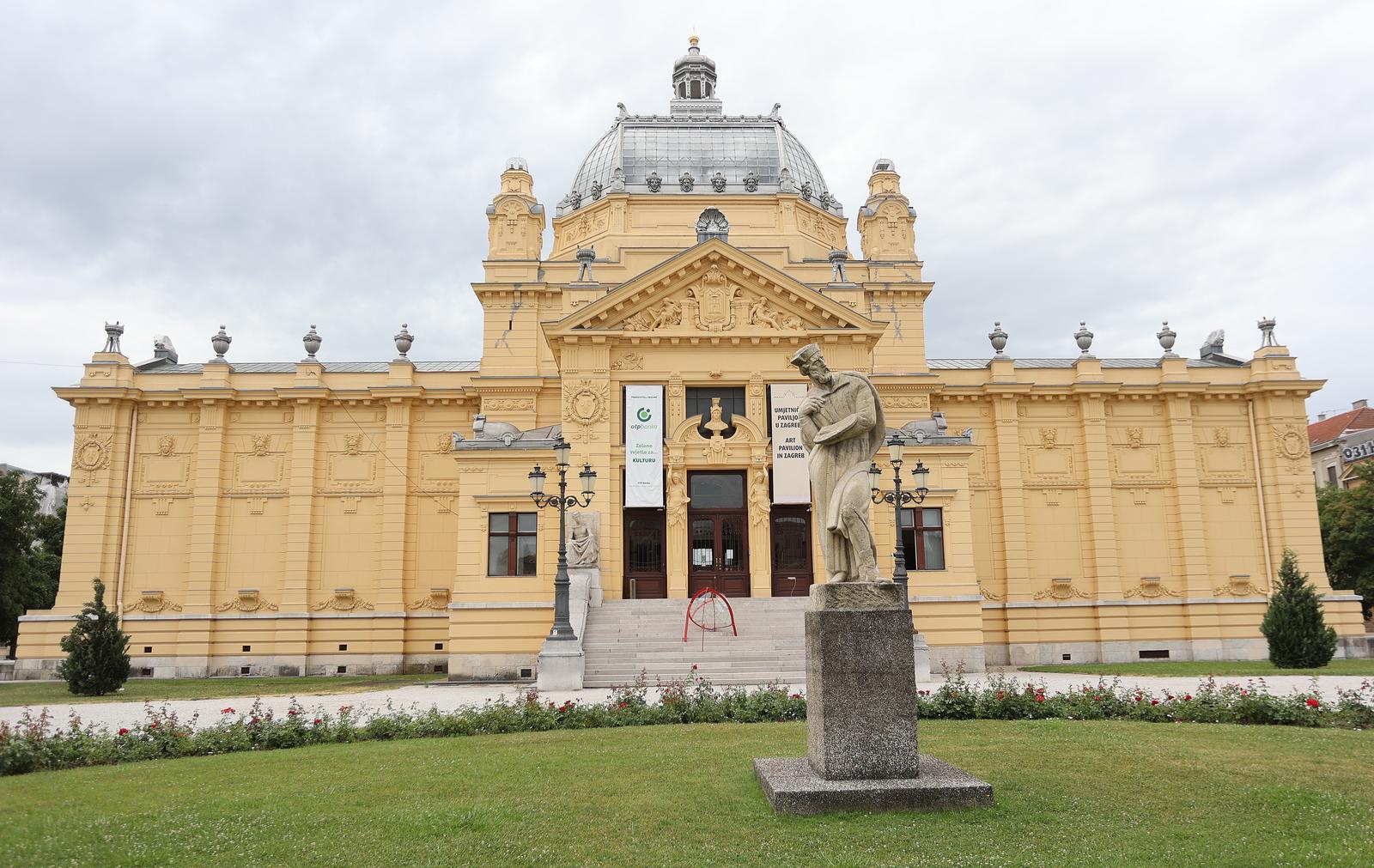 16.07.2021., Zagreb - U sklopu izlozbi koje se pripredjuju ispred Umjetnickog Paviljona jer on je zatvoren zbog ostecenja u potresu, postavljena je nova umjetnicka instalacija. Photo: Marko Prpic/PIXSELL