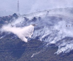 17.06.2022., Split - Pozar na miniranom podrucju bivse vojarne jos je uvijek aktivan. Gasiteljima je zbog nepristupacnosti terena pitrebna pomoc iz zraka koja je stigla tijekom jutra. Photo: Ivo Cagalj/PIXSELL