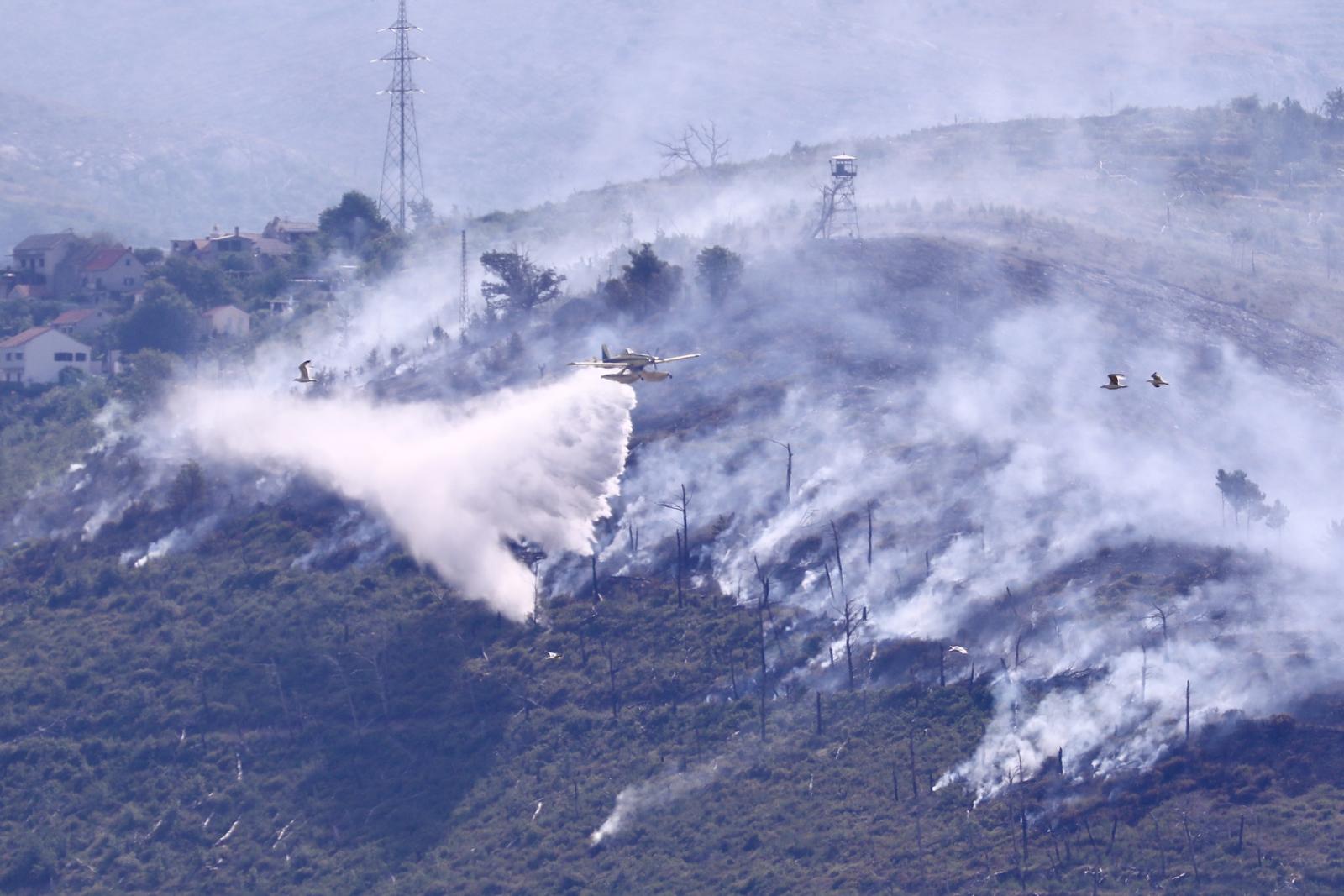 17.06.2022., Split - Pozar na miniranom podrucju bivse vojarne jos je uvijek aktivan. Gasiteljima je zbog nepristupacnosti terena pitrebna pomoc iz zraka koja je stigla tijekom jutra. Photo: Ivo Cagalj/PIXSELL