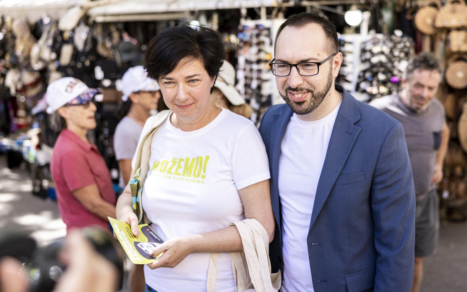 18.06.2022., Split - Kandidatkinja za gradonacelnicu Splita Tamara Viskovic sa zamjenicima i kandidatima za Gradsko vijece Splita liste Mozemo! i Nove ljevice, dijelila je gradanima eko vrecice uz poziv da izadu na izbore u nedjelju, 26. lipnja. Pridruzio joj se i se  gradonacelnik Zagreba Tomislav Tomasevic. Photo: Milan Sabic/PIXSELL