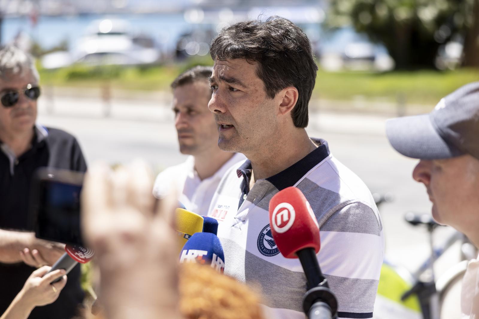 18.06.2022., Split - Kandidat HDZ-a za gradonacelnika Splita Zoran Dogas te bivsi gradonacelnik Splita i kandidat za vijecnika u Gradskom vijecu Andro Krstulovic Opara odrzali su konferenciju za novinare.
Zoran Dogas Photo: Milan Sabic/PIXSELL