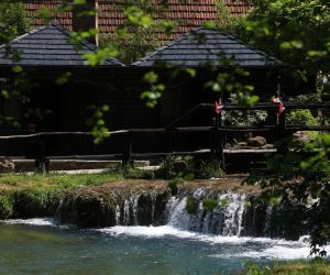 19.05.2022., Slunj - Rastoke svojim prirodnim ljepotama privalce brojne turiste. Odnedavno je otvorena i nova setnica kojom su povezane dvije obale sto je omogucilo turistima da jos bolje upoznaju ovo mjesto.
 Photo: Kristina Stedul Fabac/PIXSELL