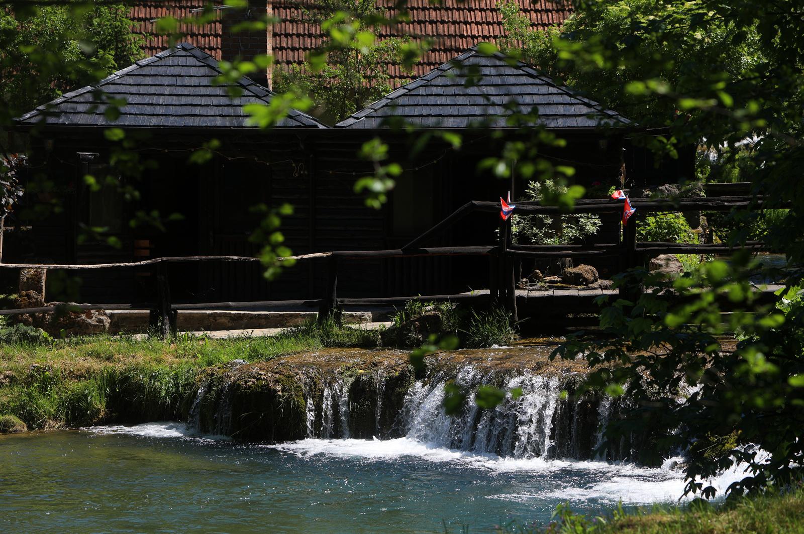 19.05.2022., Slunj - Rastoke svojim prirodnim ljepotama privalce brojne turiste. Odnedavno je otvorena i nova setnica kojom su povezane dvije obale sto je omogucilo turistima da jos bolje upoznaju ovo mjesto.
 Photo: Kristina Stedul Fabac/PIXSELL