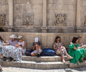 19.06.2022., Stara gradska jezgra, Dubrovnik - Jako vruce u Dubrovniku. Osvjezenje na fontani i spas u hladu. Photo: Grgo Jelavic/PIXSELL