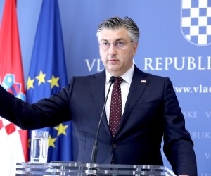 20.06.2022., Zagreb - Na konferenciji za medije odrzanoj u Banskim dvorima premijer Andrej Plenkovic objavio je nove mjere za smanjivanje cijena naftnih derivata koje su donesene na telefonskoj sjednici Vlade. Uz premijera na konferenciji za medije bili su ministri Zdravko Maric i Davor Filipovic.
 Photo: Patrik Macek/PIXSELL