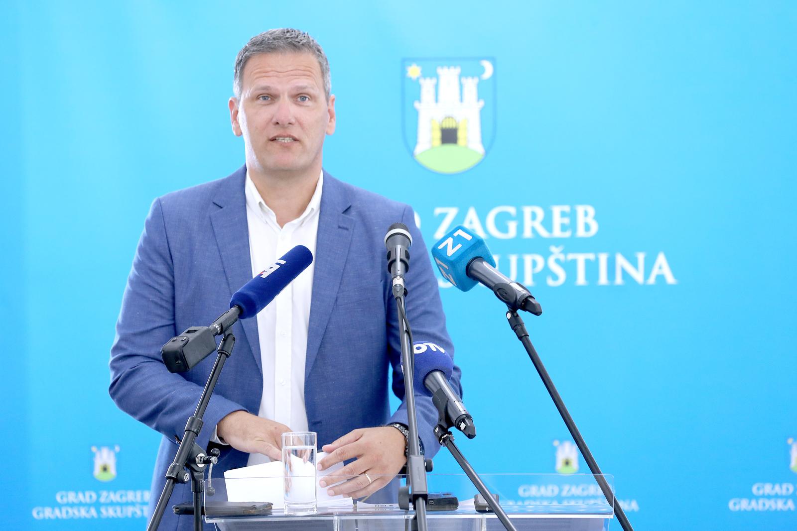 19.06.2022., Zagreb - Na konferenciji za medije odrzanoj ispred Gradske skupstine grada Zagreba potpredsjednik HSLS-a  Zagreba i gradski zastupnik Kristijan Jelic govorio je o novom gospodarenju otpadom i prijedlozima za unaprijedjenje rada ZET-a, predstojecoj sjednici skupstine i stanju u Ciboni.
 Photo: Patrik Macek/PIXSELL