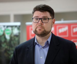 20.06.2022., Rijeka - Konferencija za medije predsjednika SDP-a Pedje Grbina i gradonacelnika Rijeke Marka Filipovica, u drustvu Mirele Ahmetovic, Zeljka Jovanovica, Vojka Obersnela i Petra Mamule. 
  Photo: Goran Kovacic/PIXSELL