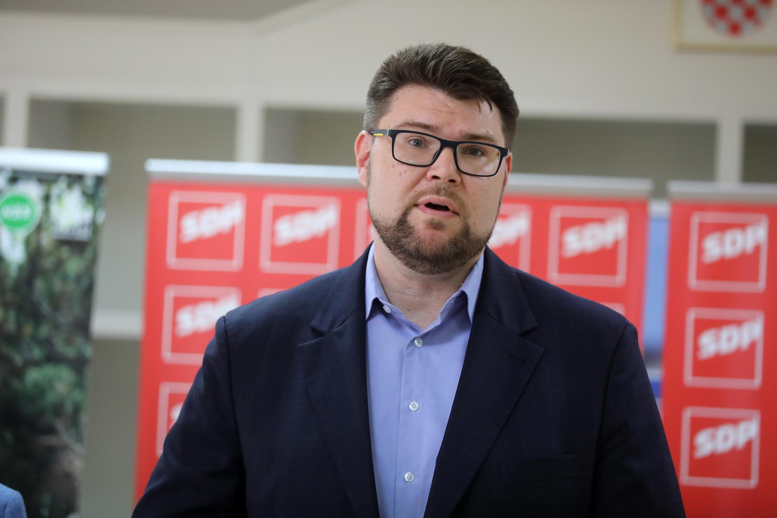 20.06.2022., Rijeka - Konferencija za medije predsjednika SDP-a Pedje Grbina i gradonacelnika Rijeke Marka Filipovica, u drustvu Mirele Ahmetovic, Zeljka Jovanovica, Vojka Obersnela i Petra Mamule. 
  Photo: Goran Kovacic/PIXSELL