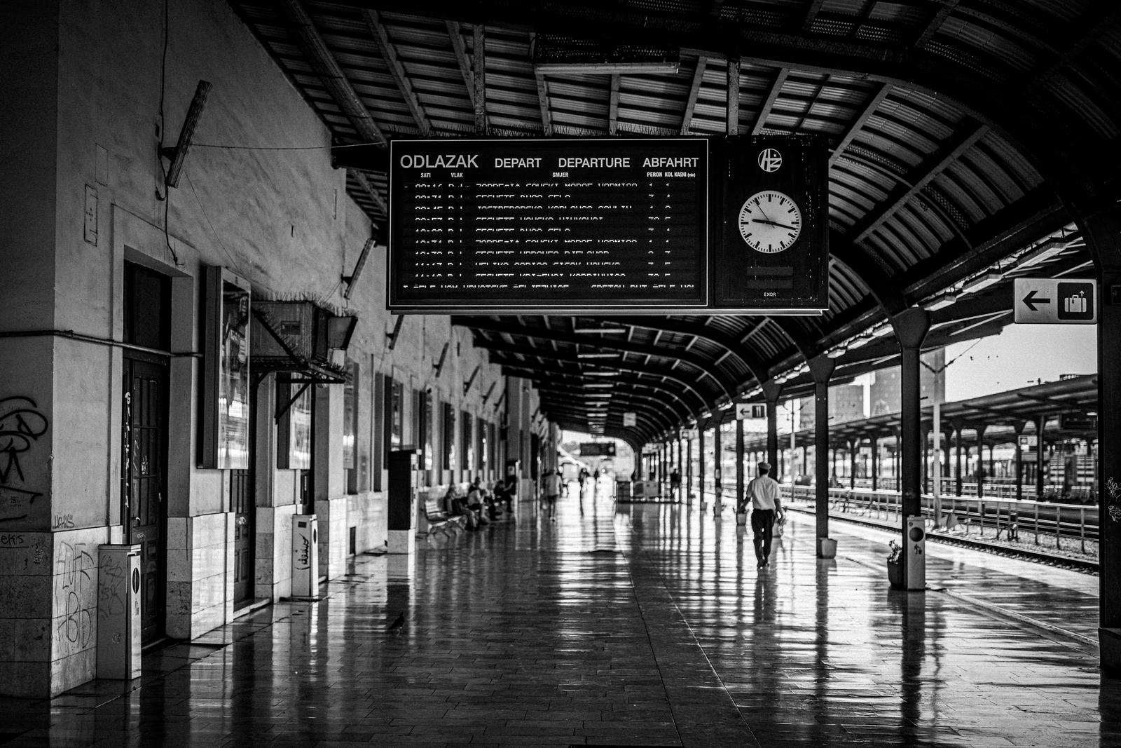 20.07.2021., Zagreb - Zagrebacki Glavni kolodvor najveci je zeljeznicki kolodvor u Hrvatskoj. Nalazi se u sredistu Zagreba, na Trgu kralja Tomislava 12. Gradnja zgrade Glavnog kolodvora pocela je 1890., a objekt je svecano otvoren 1892. pod imenom Drzavni kolodvor. Projekt za zgradu izradio je arhitekt Drzavnih ugarskih zeljeznica Ferenc Pfaff. Zgrada je oblikovana u neoklasicistickom stilu, te je ukrasena skulpturama i dekoracijama. Dugacka je 186,5 metara. Glavni kolodvor u Zagrebu zasticeno je kulturno dobro Republike HrvatskerPhoto: Davor Puklavec/PIXSELL