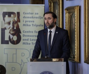21.03.2022., Zagreb - Centar za demokraciju i pravo Miko Tripalo dodijelio je Nagrade Miko Tripalo za 2021. godinu Hrvatskoj lijecnickoj komori i hrvatskom medicinskom osoblju te novinaru Borisu Dezulovicu. Predsjednik Hrvatske lijecnicke komore Kresimir Luetic   Photo: Jurica Galoic/PIXSELL