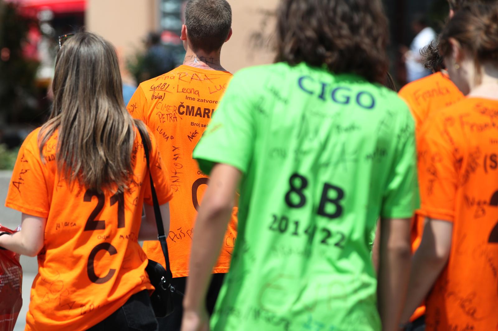 21.06.2022., Zagreb - Trg bana Josipa Jelacica.Uz simpaticne nadimke i imena na majicama u sredistu grada mogli su se vidjeti veseli ucenici osmih razreda osnovne skole kojima je danas bio zadnji dan skole. Photo: Sanjin Strukic/PIXSELL