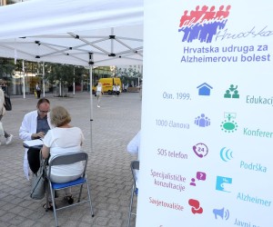 Zagreb: 21. rujna međunarodni dan Alzheimerove bolest 21.09.2018., Zagreb - Svjetska udruga za Alzheimerovu bolest (Alzheimer Disease International - ADI) zacetnik je i glavni organizator obiljezavanja 21. rujna kao dana Alzheimerove bolest. Taj datum obiljezava se u cijelom svijetu, odnosno u drzavama u kojima su organizirane Udruge oboljelih od Alzheimerove bolesti.rHrvatska udruga za Alzheimerovu bolest jedna je od 75 clanica ADI-a osnovana 1999. godine s ciljem da potice, pomaze, razvija i poboljsava skrb (medicinsku, socijalnu, pravnu i dr.) bolesnika s Alzheimerovom bolescu, te da postane koordinacijski i informacijski stozer svih zainteresiranih osoba za rjesavanje problema nastalih uslijed Alzheimerove bolesti. Photo: Patrik Macek/PIXSELL