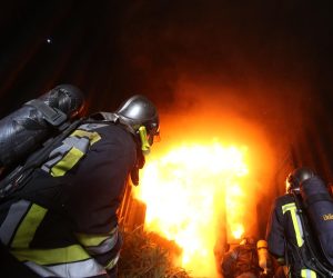21.12.2015., Ivanic-Grad - Vjezbaliste vatrogasne postrojbe. Simulacija pozara stana izazvanog zapaljenjem bora ili adventskog vjencica, te prikaz sirenja pozara i eruptivnog plamena. r"nPhoto: Robert Anic/PIXSELL r"n r"n