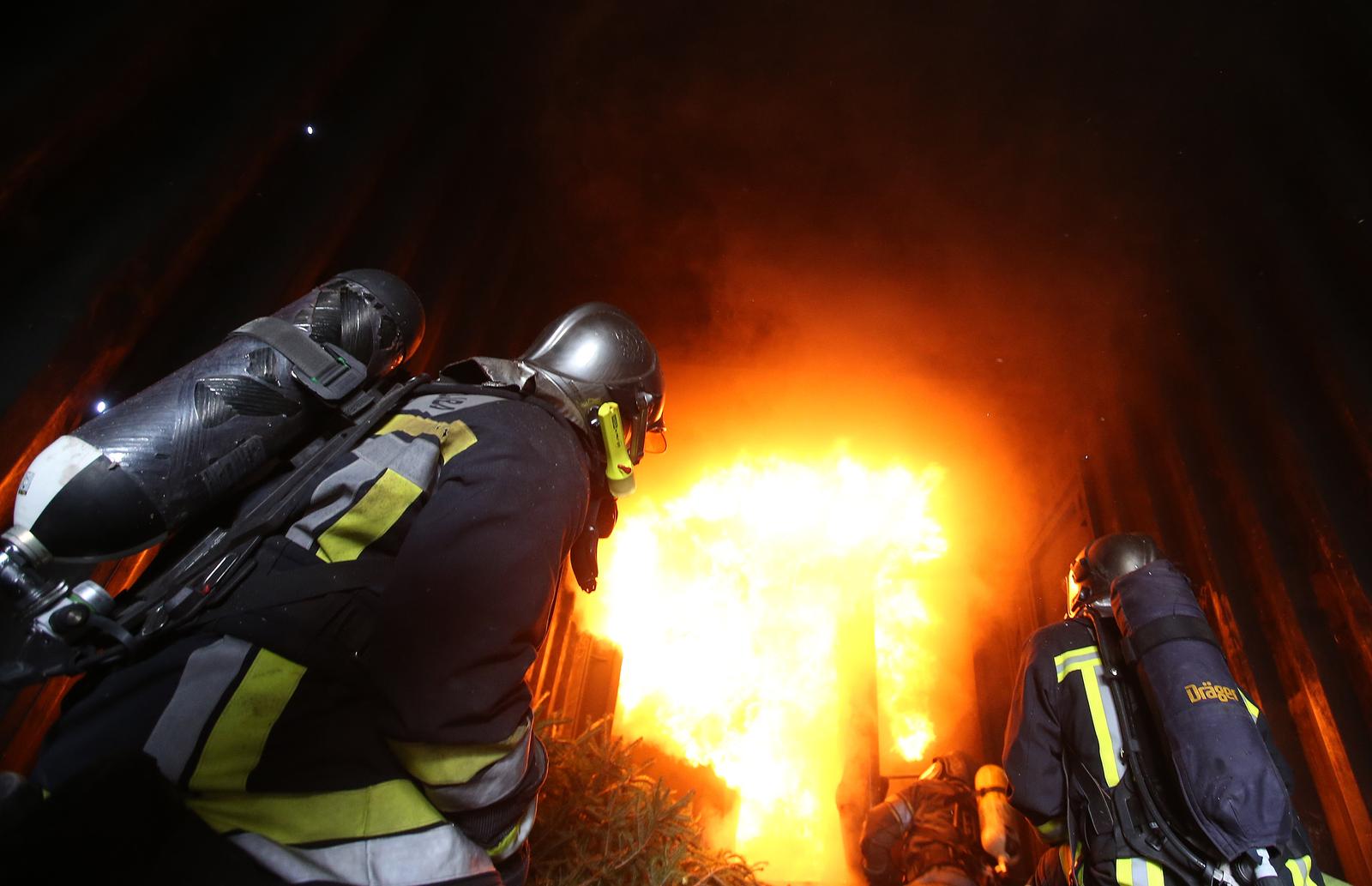 21.12.2015., Ivanic-Grad - Vjezbaliste vatrogasne postrojbe. Simulacija pozara stana izazvanog zapaljenjem bora ili adventskog vjencica, te prikaz sirenja pozara i eruptivnog plamena. r"nPhoto: Robert Anic/PIXSELL r"n r"n