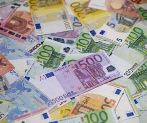 21.01.2022., Zagreb - Od 1. sijecnja 2023. godine, prema planu Vlade, platezno sredstvo u Hrvatskoj postat ce euro, a Hrvatska ce postati 20. clanica eurozone. Kuna ce time, nakon 28 godina koristenja, otici u povijest, dok ce hrvatski gradjani i sluzbeno postati korisnici eura. Ilustracija prelaska kune na euro. Photo: Igor Kralj/PIXSELL