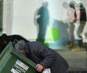 22.03.2022., Zagreb - Tuzna gospodja u doba inflacije u potrazi za bocama ili hranom kako bi nadopunila svoj kucni budzet. Photo: Marko Lukunic/PIXSELL