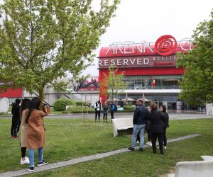 22.04.2022., Zagreb - Zbog dojave o bombi evakuiran Arena centar.  Photo: Zeljko Lukunic/PIXSELL
