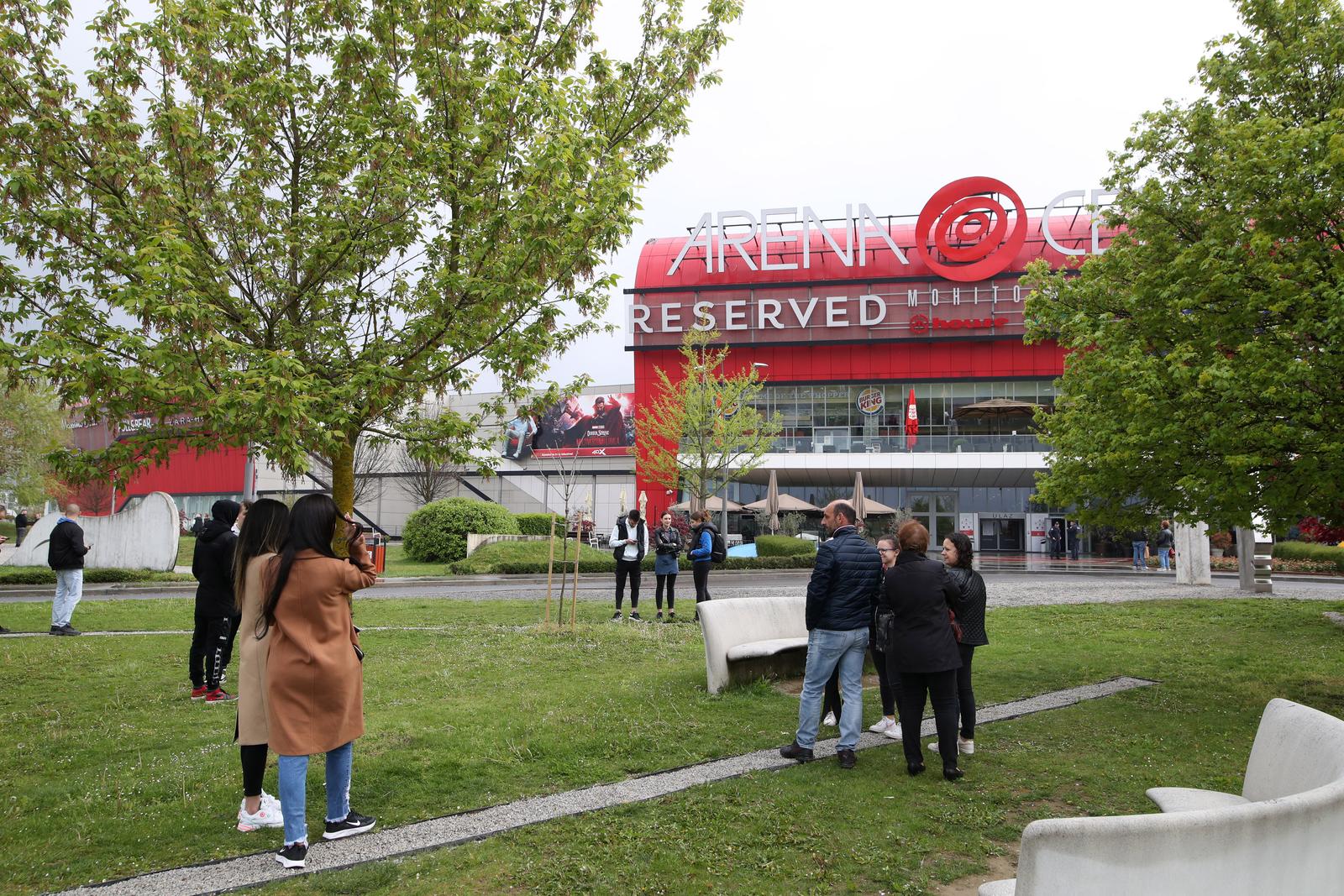 22.04.2022., Zagreb - Zbog dojave o bombi evakuiran Arena centar.  Photo: Zeljko Lukunic/PIXSELL