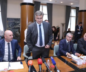 23.05.2018., Zagreb - Odbor za gospodarstvo i Odbor za Ustav, Poslovnik i politicki sustav rasrpavljaju o povjerenju novom ministru gospodarstva Darku Horvatu i potpredsjedniku Vlade Tomislavu Tolusicu. Tomislav Tolusic, Andrej Plenkovic, Darko Horvat, Branko Bacic Photo: Patrik Macek/PIXSELL