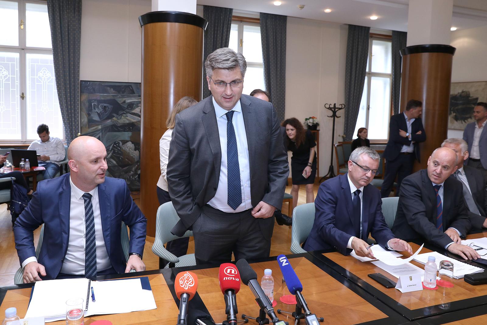23.05.2018., Zagreb - Odbor za gospodarstvo i Odbor za Ustav, Poslovnik i politicki sustav rasrpavljaju o povjerenju novom ministru gospodarstva Darku Horvatu i potpredsjedniku Vlade Tomislavu Tolusicu. Tomislav Tolusic, Andrej Plenkovic, Darko Horvat, Branko Bacic Photo: Patrik Macek/PIXSELL