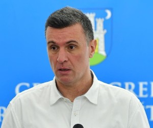 23.05.2022., Zagreb - Predsjednik Kluba gradskih zastupnika Mosta Marko Sladoljev i clanovi Kluba Trpimir Goluza i Lovro Markovic govorili su na konferenciji za novinare o Djecjoj bolnici Srebrnjak.  (23.05.2022., Zagreb - Predsjednik Kluba gradskih z
