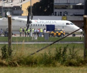 23.06.2022., Sarajevo, Bosna i Hercegovina - Avion Croatia Airlinesa koji je sinoc iz Zagreba sletio na pistu Medjunarodnog aerodroma u Sarajevu i za kojeg se sumnja da imaostecenja nastala iz vatreng oruzja. Photo: Armin Durgut/PIXSELL