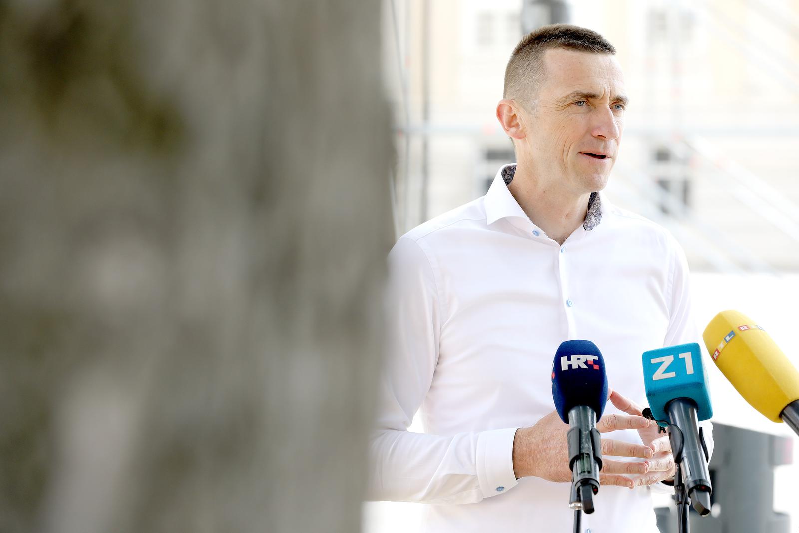 24.06.2022., Zagreb - Ivan Penava, predsjednik Domovinskog pokreta, odrzao je konferenciju za medije ispred Katedrale Uznesenja Blazene Djevice Marije i svetih Stjepana i Ladislava na Kaptolu. Tema konferencije za medije bila je prisilno nametanje globalistickih ideja u svrhu mijenjanja hrvatskog identiteta.
 Photo: Patrik Macek/PIXSELL