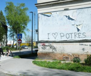 25.04.2022.,Sisak - Prolaznici se pitaju sto je nepoznati autor htio reci ovim,za neke neprimjerenim, grafitom. Photo: Nikola Cutuk/PIXSELL