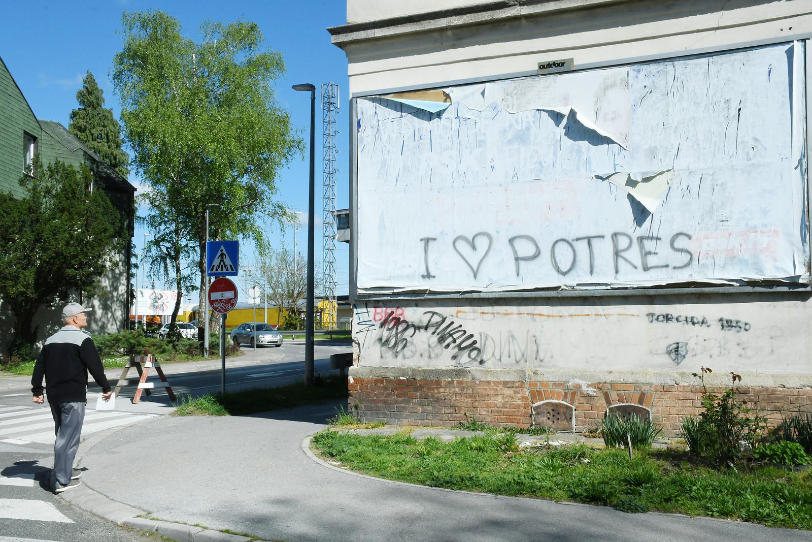 25.04.2022.,Sisak - Prolaznici se pitaju sto je nepoznati autor htio reci ovim,za neke neprimjerenim, grafitom. Photo: Nikola Cutuk/PIXSELL