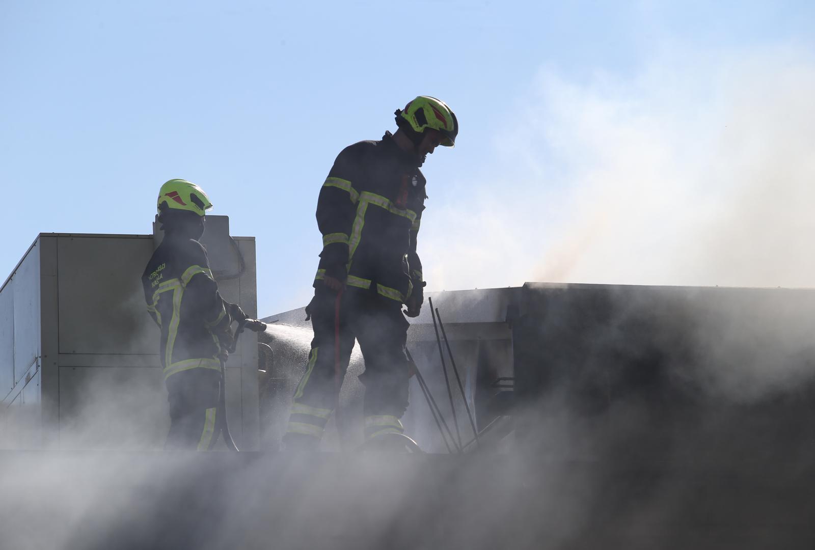 25.08.2029., Kastel Novi - Gasenje pozara u tvornici za preradu ribe u Kastel Novom.rPhoto: Ivo Cagalj/PIXSELL