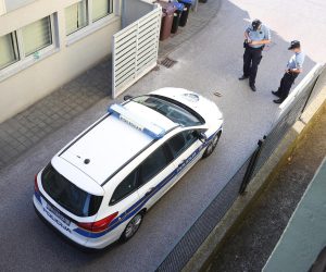 25.09.2021., Zagreb - Policija obavlja ocevid ispred zgrade u Mlinovima, u kojoj je nocas ubijeno troje ljudi. Photo: Marko Prpic/PIXSELL