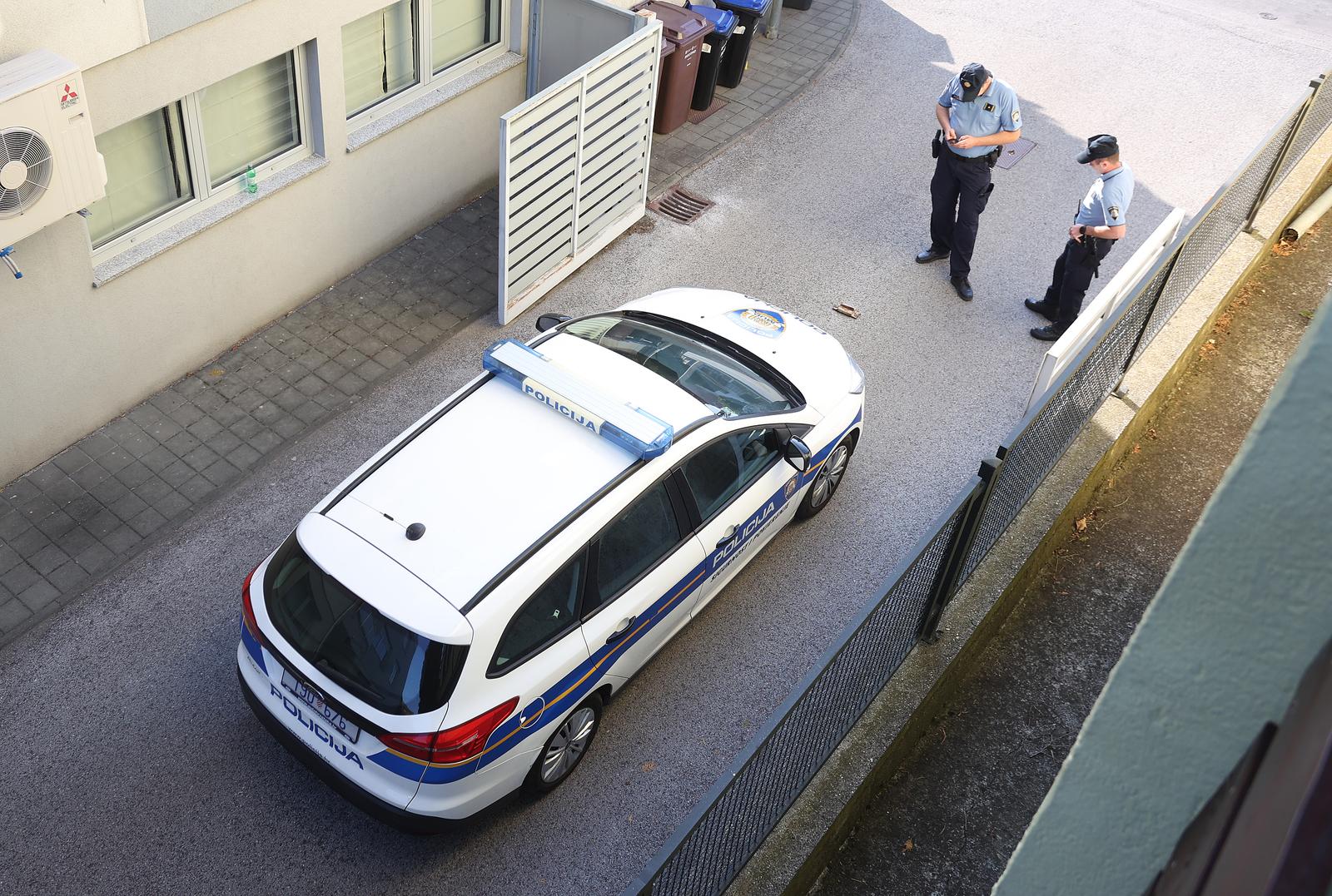 25.09.2021., Zagreb - Policija obavlja ocevid ispred zgrade u Mlinovima, u kojoj je nocas ubijeno troje ljudi. Photo: Marko Prpic/PIXSELL