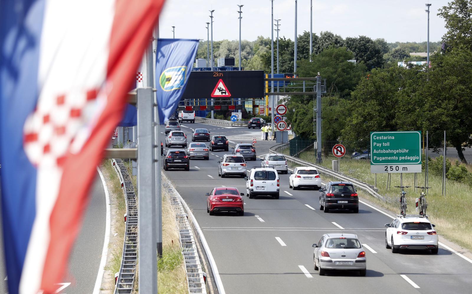 26.06.2021. Zagreb - Naplatne kucice Lucko, pojacan je promet na naplatnim kucicama u smjeru mora rPhoto:Slavko Midzor/PIXSELL