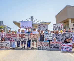 27.06.2022..,Pula - 
Prosvjed gradjana ispred ZCGO Kastijun. 
Gradjani juzne istre na ulazu u odlagaliste otpada Kastjun prosjedovali su oboruzani transparentima protiv ovog odlagalista . Za vrijeme prosvjeda gradonacelnci istarske zupanije stizali su na radni sastanak kako bi pokusali rijesiti problem otpada. Photo: Srecko Niketic/PIXSELL