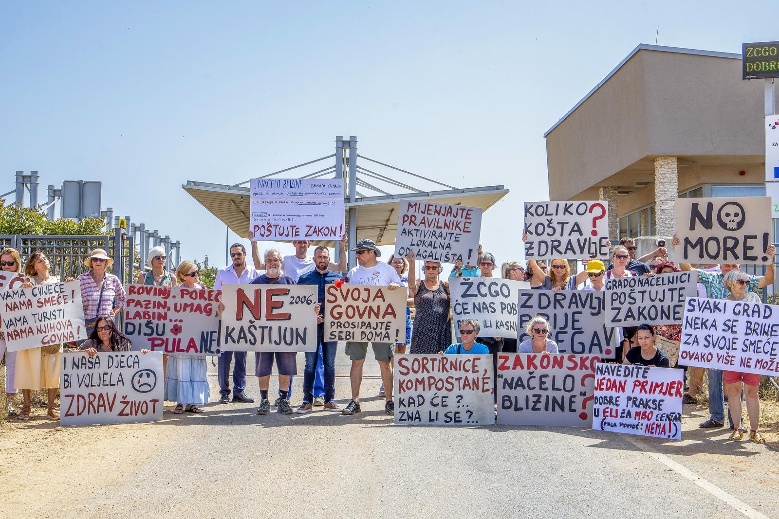 27.06.2022..,Pula - 
Prosvjed gradjana ispred ZCGO Kastijun. 
Gradjani juzne istre na ulazu u odlagaliste otpada Kastjun prosjedovali su oboruzani transparentima protiv ovog odlagalista . Za vrijeme prosvjeda gradonacelnci istarske zupanije stizali su na radni sastanak kako bi pokusali rijesiti problem otpada. Photo: Srecko Niketic/PIXSELL