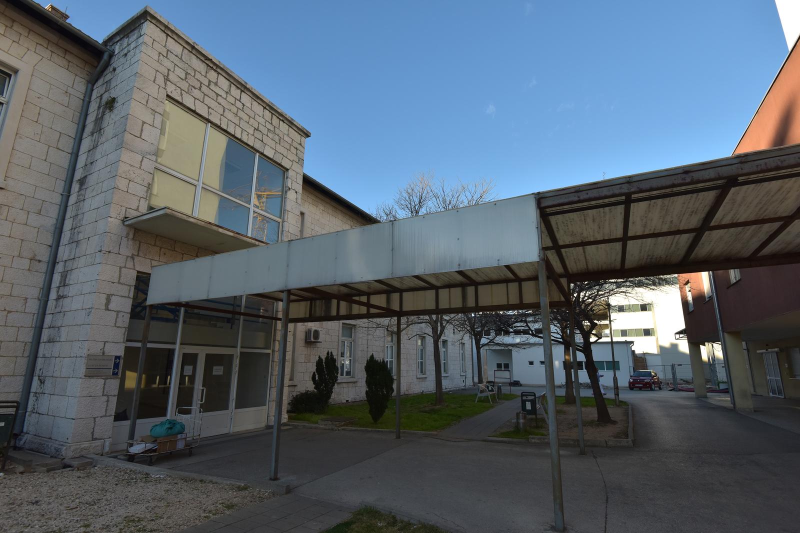 28.02.2020., Zadar - U Opcoj bolnici Zadar do daljnjega su zabranjene posjete na svim odjelima. Zabrana je donesena kao mjera predostroznosti zbog gripe i koronavirusa. Photo: Dino Stanin/PIXSELL