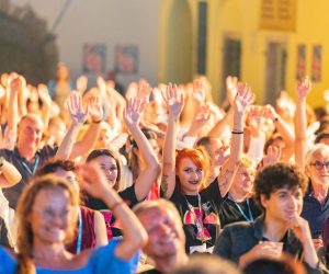 27.07.2021., Motovun - Na trgu Andree Antica otvoren je Motovun Film Festival koje je vodio Mario Petrekovic a tijekom otvorenja publici su se obratili Tomislav Pahovic (nacelnik opcinme Motovun), zamjenica Zupana Istarske zupanije Jassica Acquavita, Veleposlanik Italije u Hrvatskoj Pierfrancesco Sacco i Igor Mirkovic direktor festivala. Photo: Srecko Niketic/PIXSELL